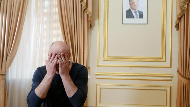 Arkady Babchenko, durante una entrevista en Kiev este jueves. Al fondo, un retrato de Petro Poroshenko, el presidente ucraniano.