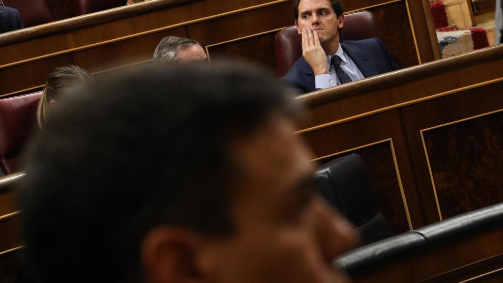 Pedro Sánchez, en primer plano, con Albert Rivera al fondo.