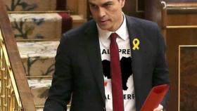 Pedro Sánchez con su hipotético uniforme para debatir la moción de censura.