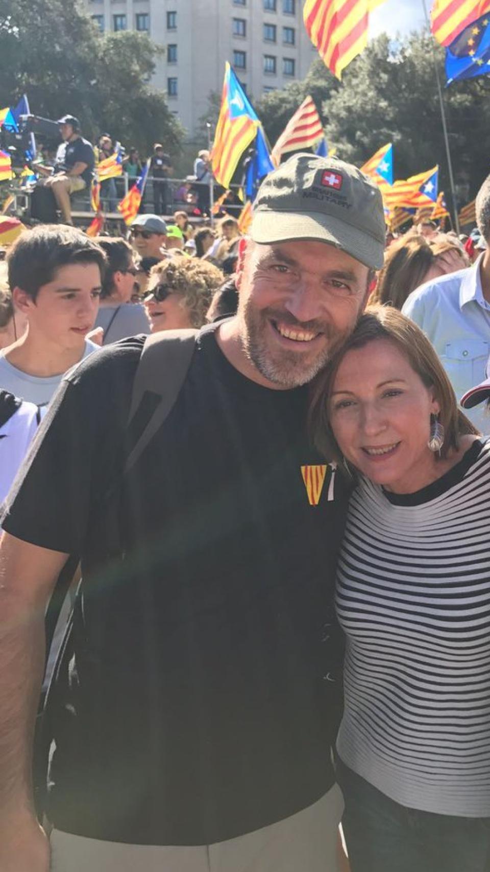 Costa posa con su amiga Carme Forcadell durante una manifestación hace años.