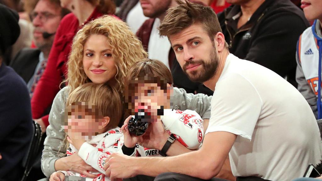 Shakira y Piqué con sus hijos.