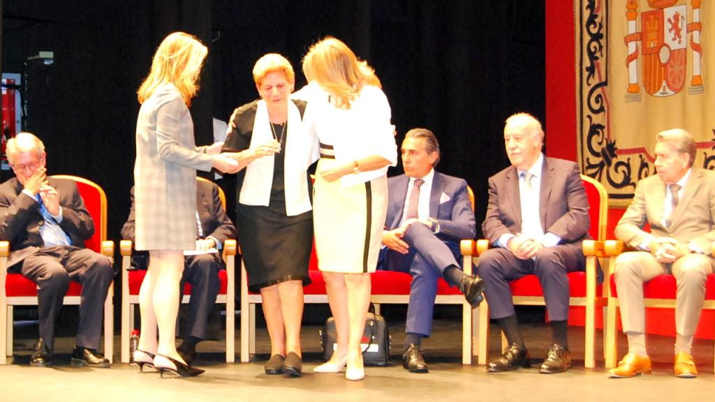 María recogiendo el premio en memoria de su hijo.