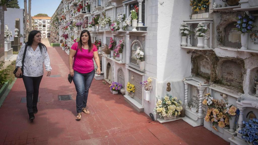 Ana Isabel Bedoya y su hija Triana pasan por delante del nicho en el que no encontraron los restos óseos de la niña que supuestamente murió.