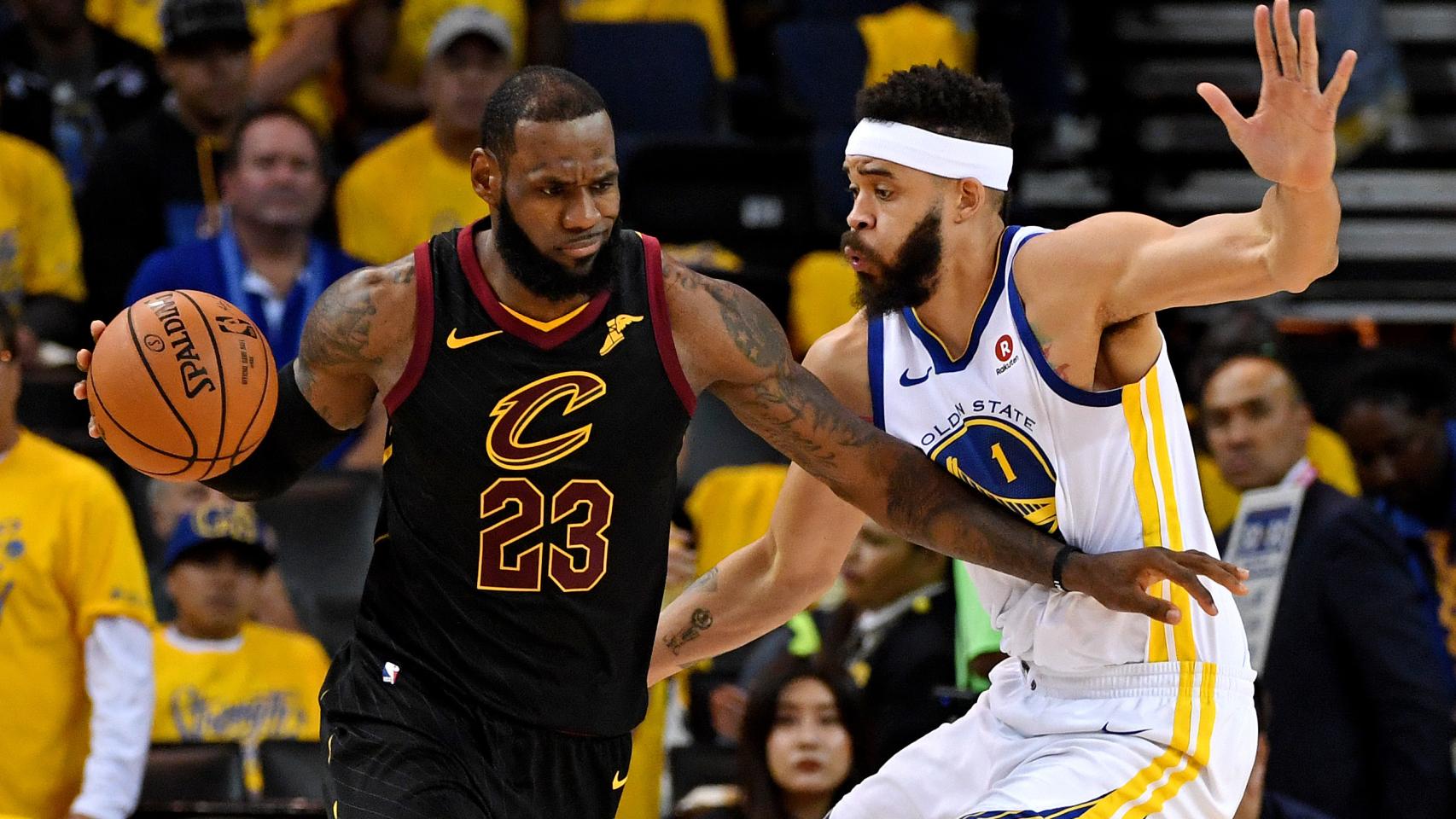 LeBron James en una jugada con JaVale McGee.
