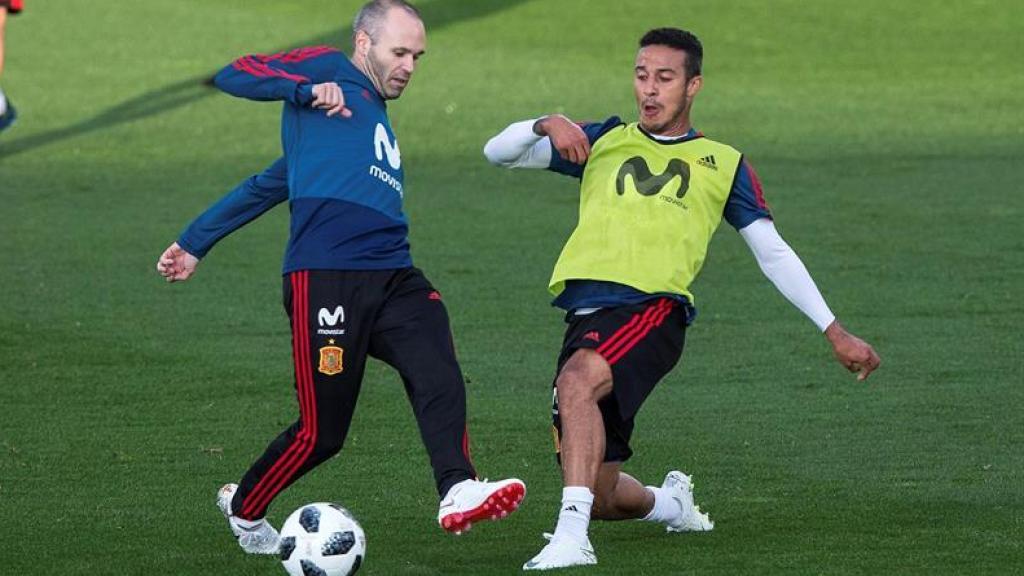 Thiago pelea un balón dividido con Iniesta.