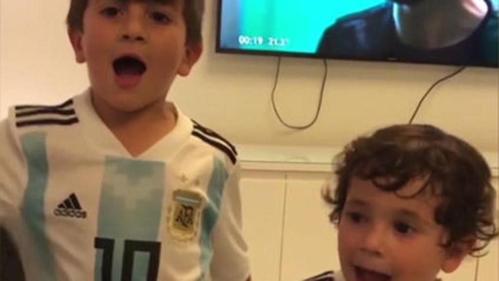 Thiago y Mateo cantan.