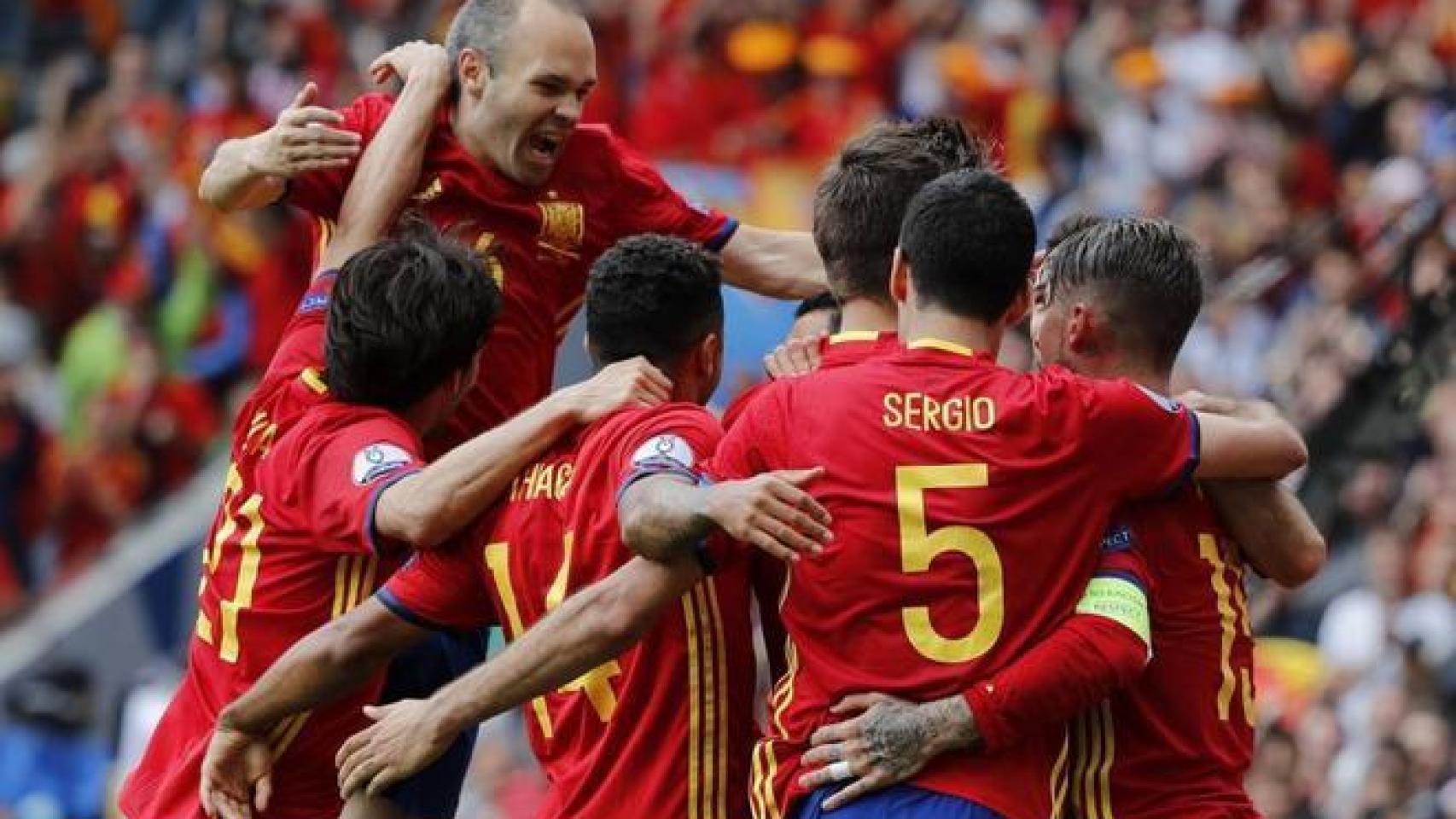 Los jugadores de la selección española celebran un gol.