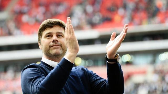 Pochettino aplaude a la afición. Foto: Twitter (@Spurs_es).