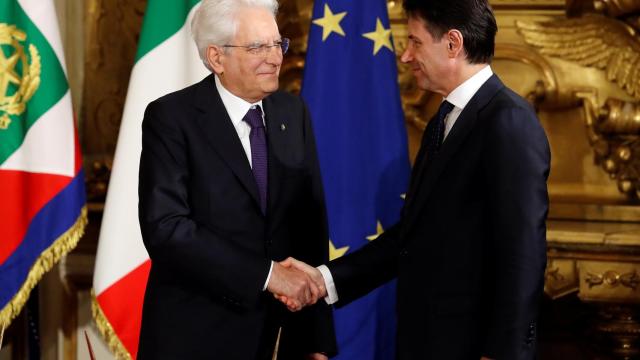 Mattarella le da la mano a Conte este viernes durante la investidura.