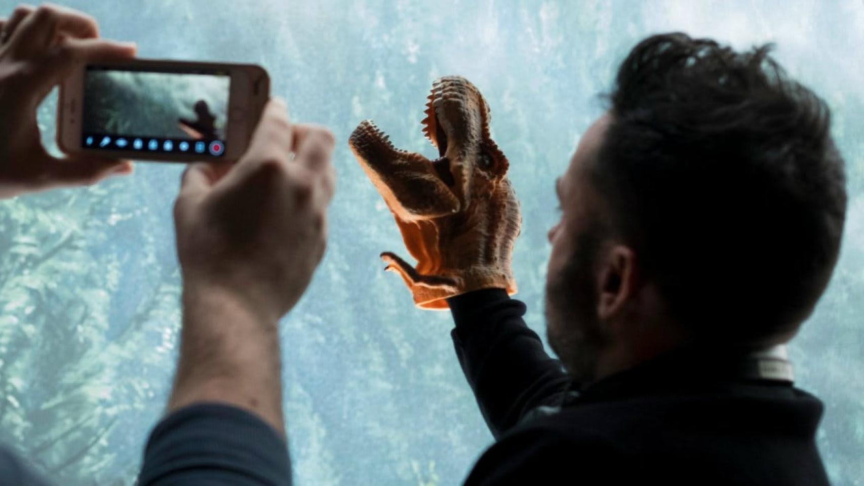 Bayona prueba una escena con una marioneta de dinosaurio.