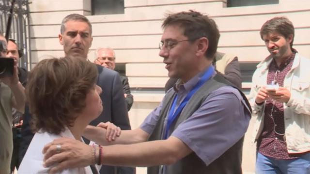 Sáenz de Santamaría y Monedero conversando a la salida del Congreso.