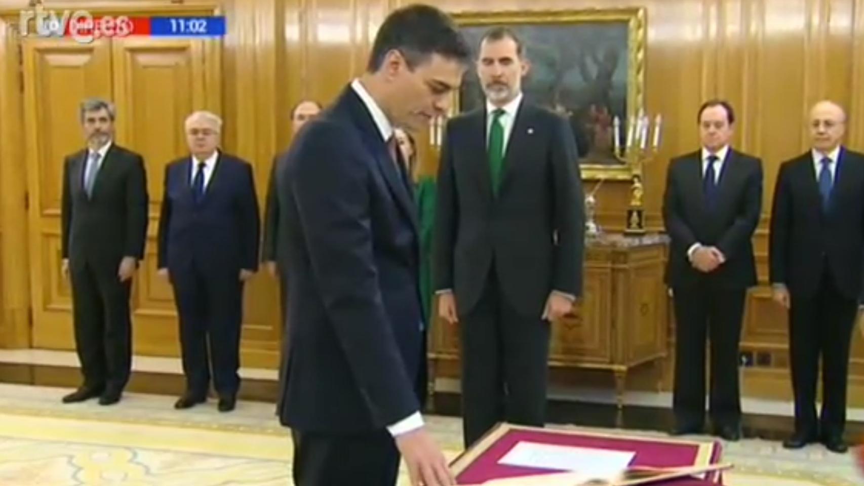 Pedro Sánchez en el momento de tomar posesión de su cargo.