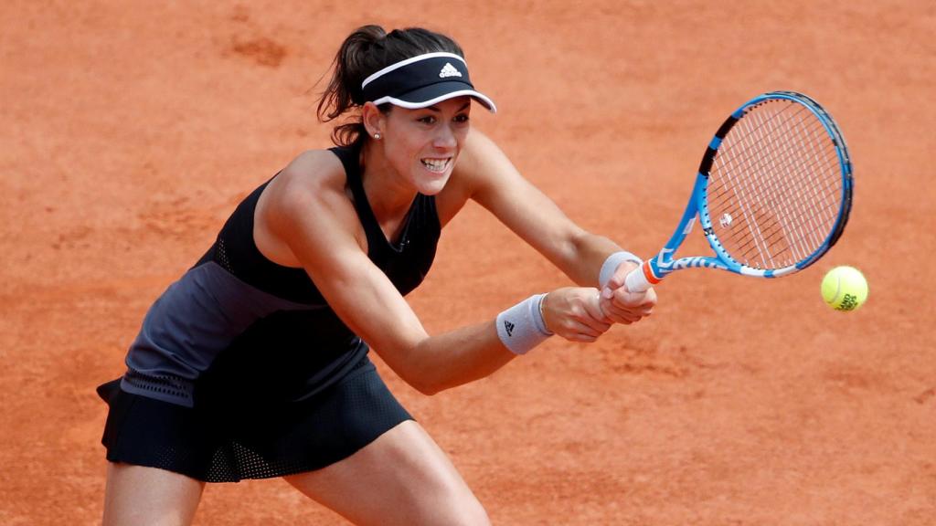 Muguruza, golpeando un revés ante Stosur.