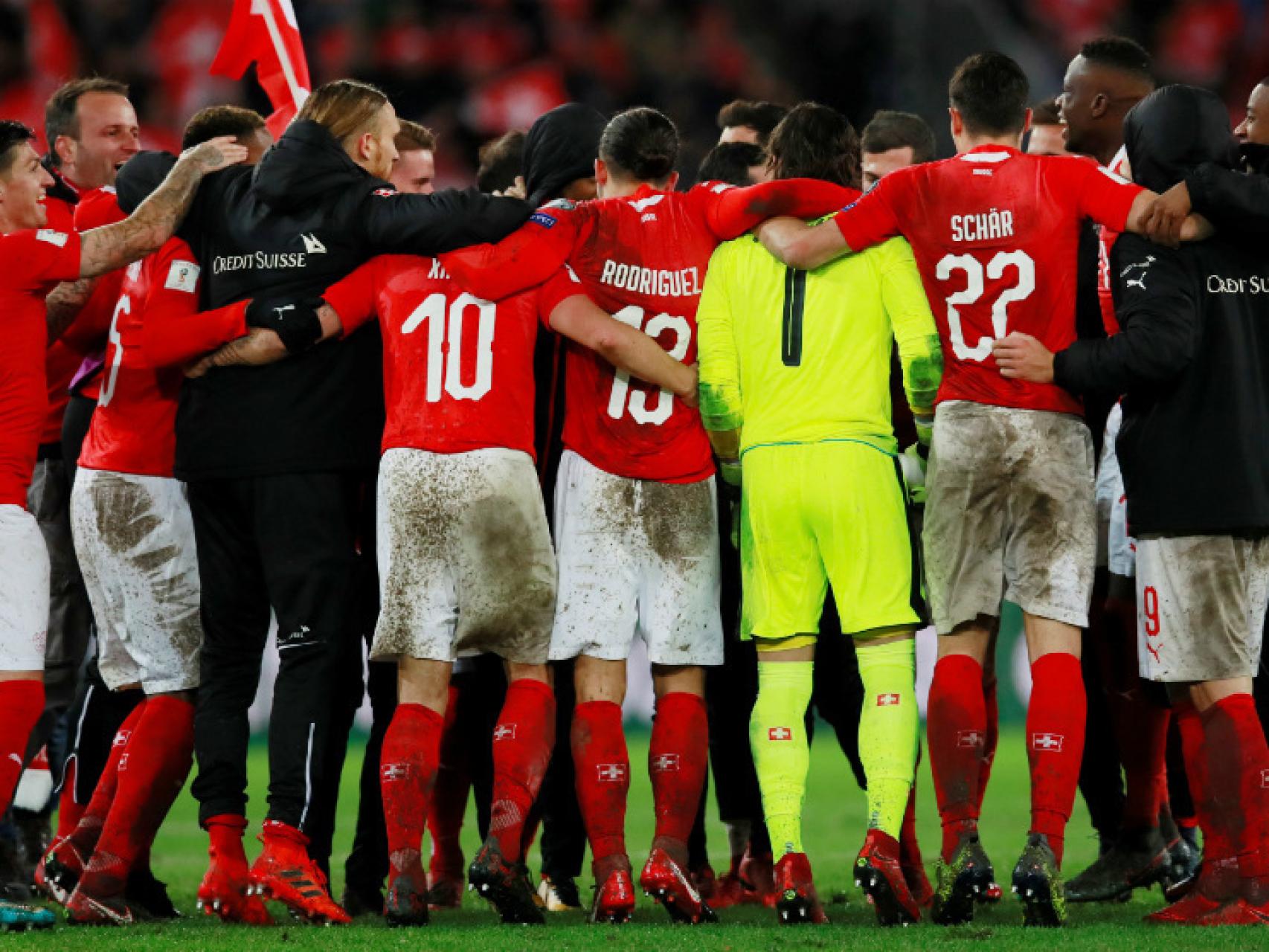 Los jugadores de Suiza celebran el pase al Mundial.