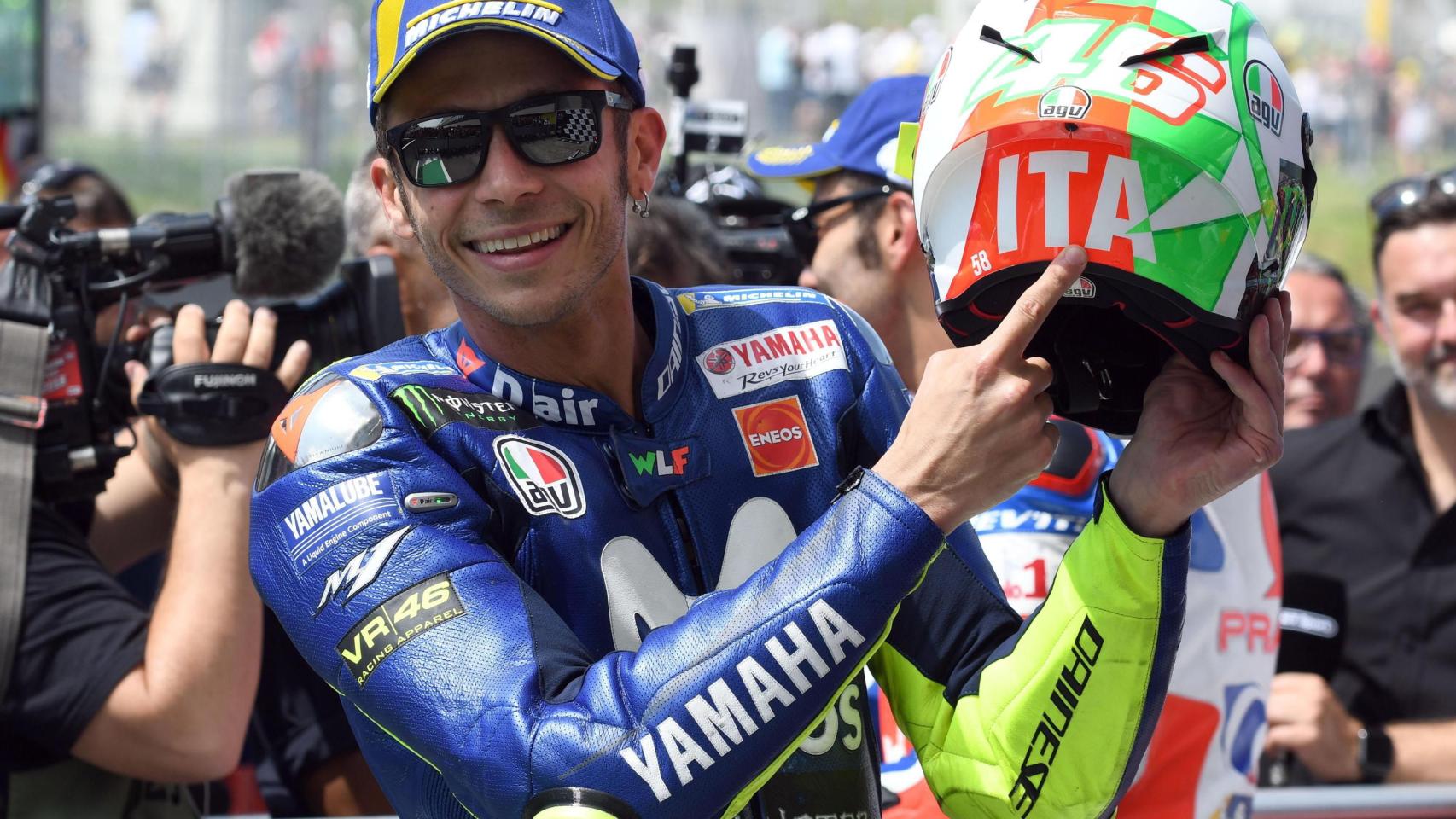 Valentino Rossi celebra su pole en el GP de Italia.