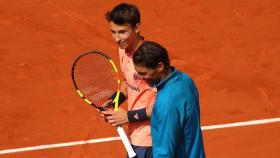 Nadal y el recogepelotas de Roland Garros.