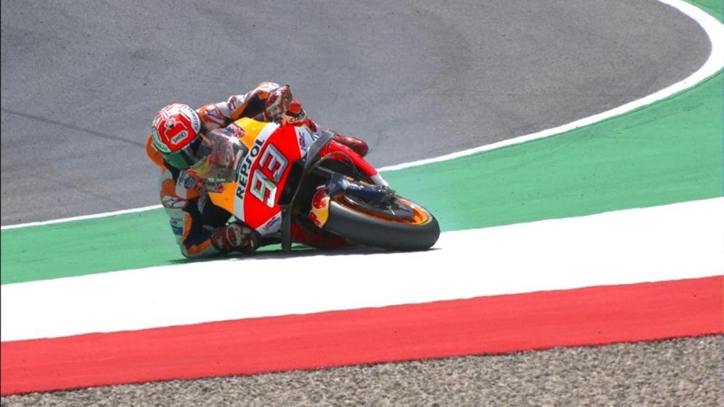 Caída de Marc Márquez en la curva 10 del circuito de Mugello.