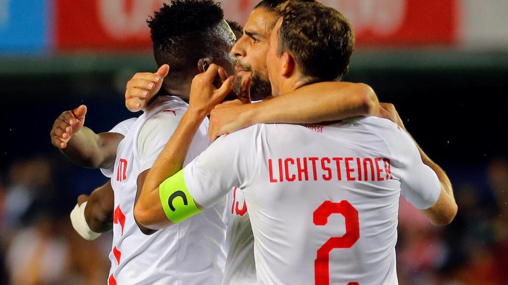 Los jugadores suizos celebran su gol.