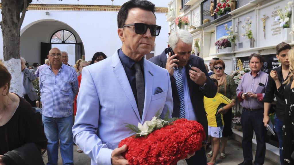 José Ortega Cano posa una corona de flores sobre la tumba de Rocío Jurado.