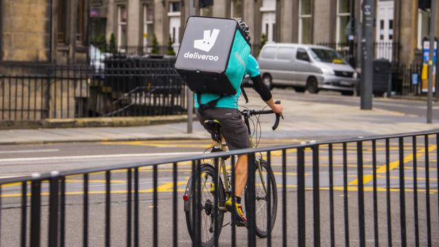 Un repartidor de Deliveroo en una imagen de archivo.