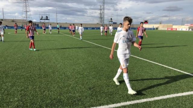 Jugadores del Juvenil C del Real Madrid marchan al descanso. Foto: Twitter (@mundialmadrid)