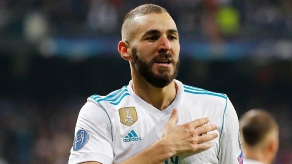 Benzema se toca el escudo del Real Madrid para celebrar un gol