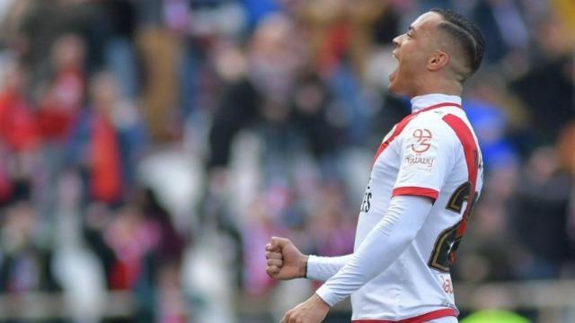 Raúl de Tomás celebra uno de sus goles con el Rayo Vallecano. Foto: Twitter (@RayoVallecano)