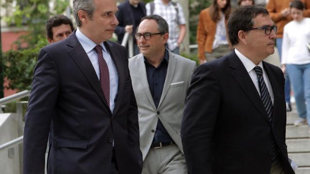 El historiador Josep Lluis Alay y el abogado Jaume Alonso Cuevillas a la entrada de la Audiencia Nacional