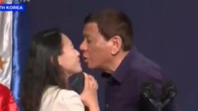 El beso de Duterte a una trabajadora filipina en Seúl desata una ola de críticas