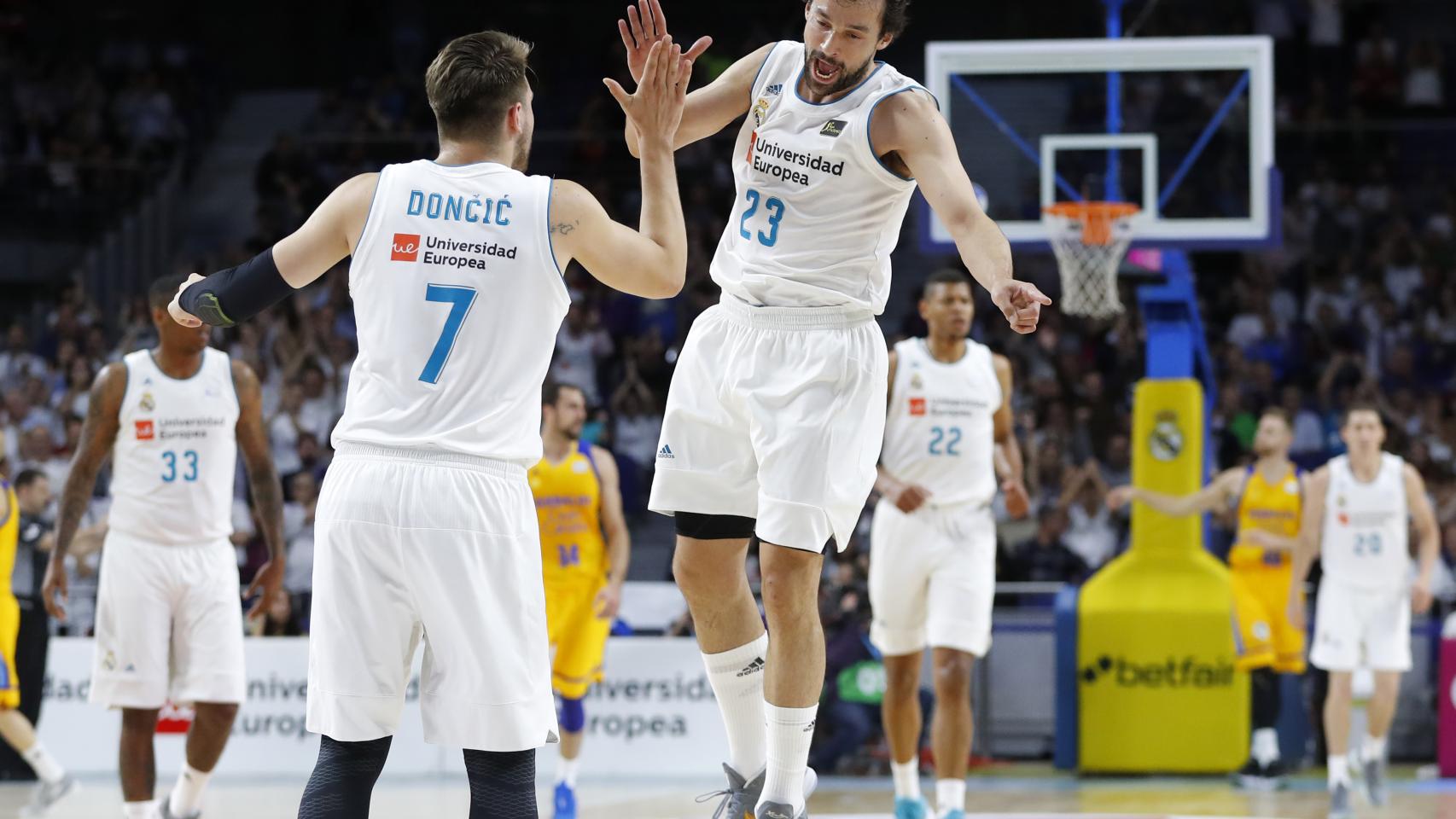 Luka Doncic y Sergio Llull en plena celebración.