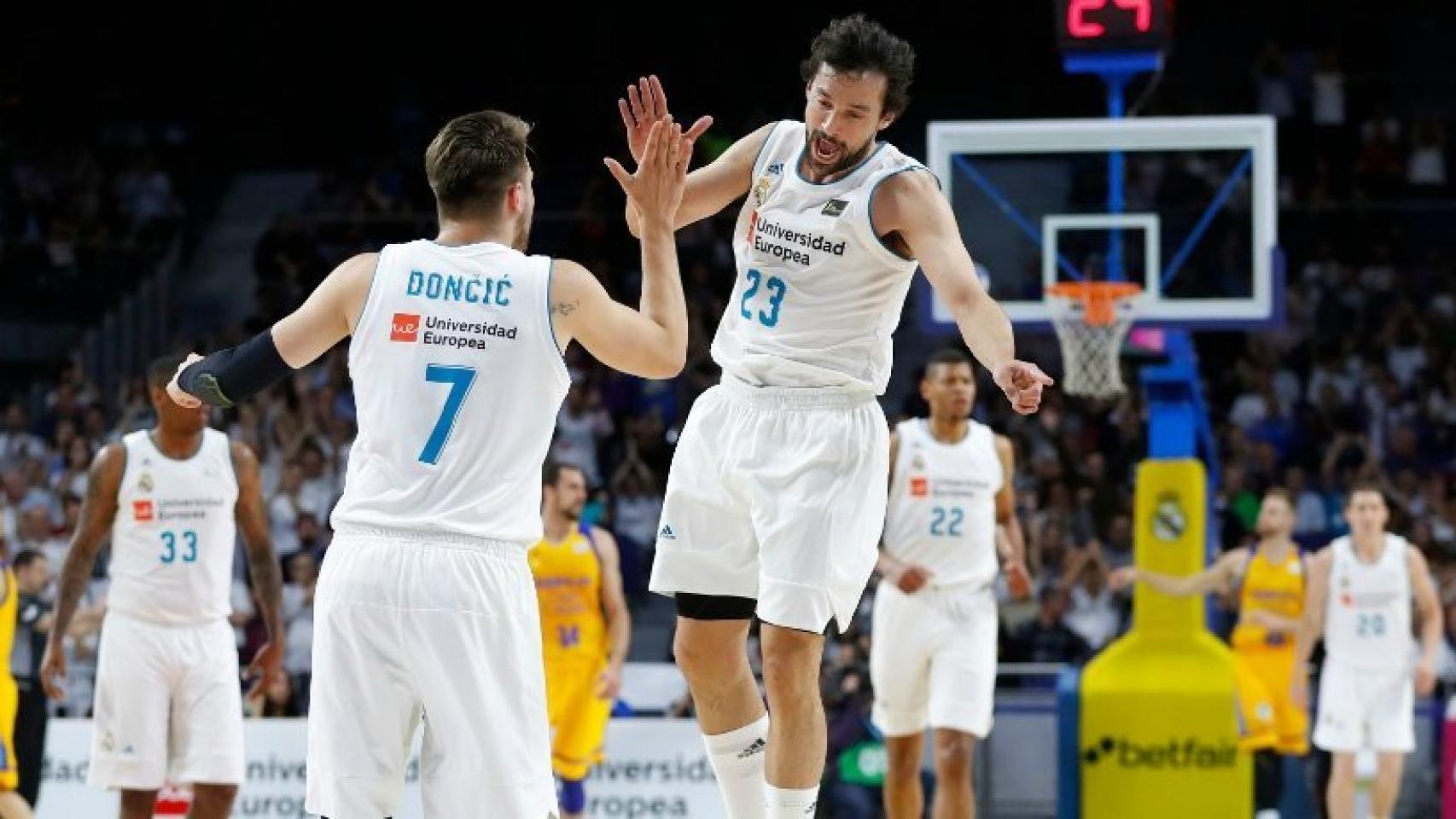 Doncic y Llull celebran una canasta ante Gran Canaria. Foto: acbmedia