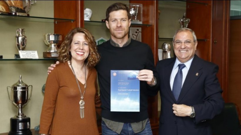 Xabi Alonso posa con su título de entrenador. Foto: rfef.es