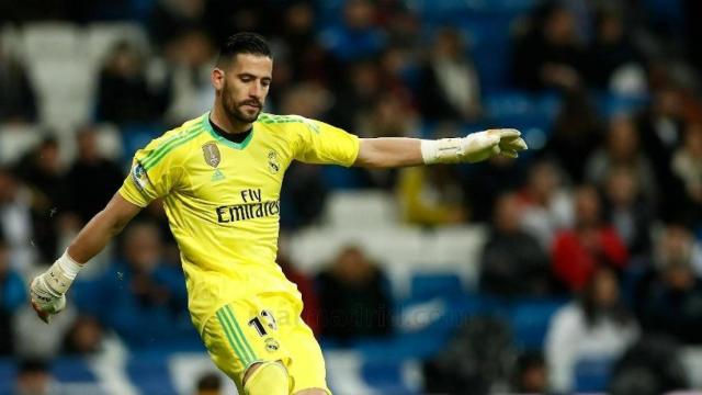 Casilla, despejando el balón de la portería