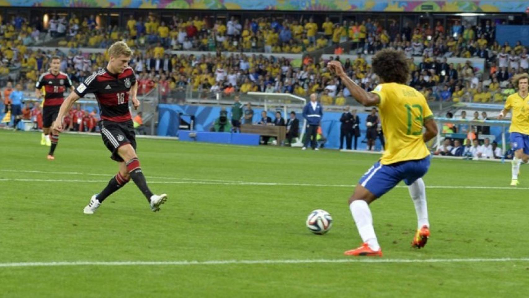 Kroos empuja al fondo de la red uno de los siete goles anotados por Alemania, en Mineirao. Foto: dfb.de