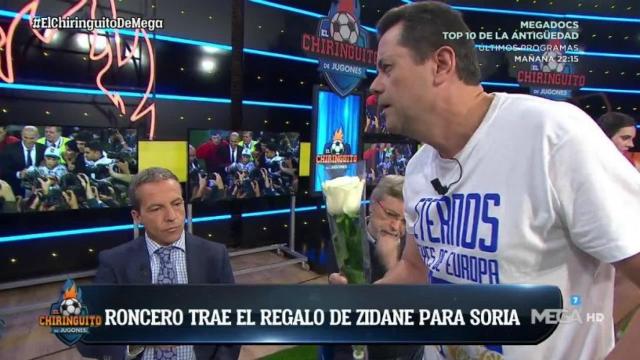 Tomás Roncero le lleva un regalo a Cristóbal Soria. Foto: Twitter (@elchiringuitotv)