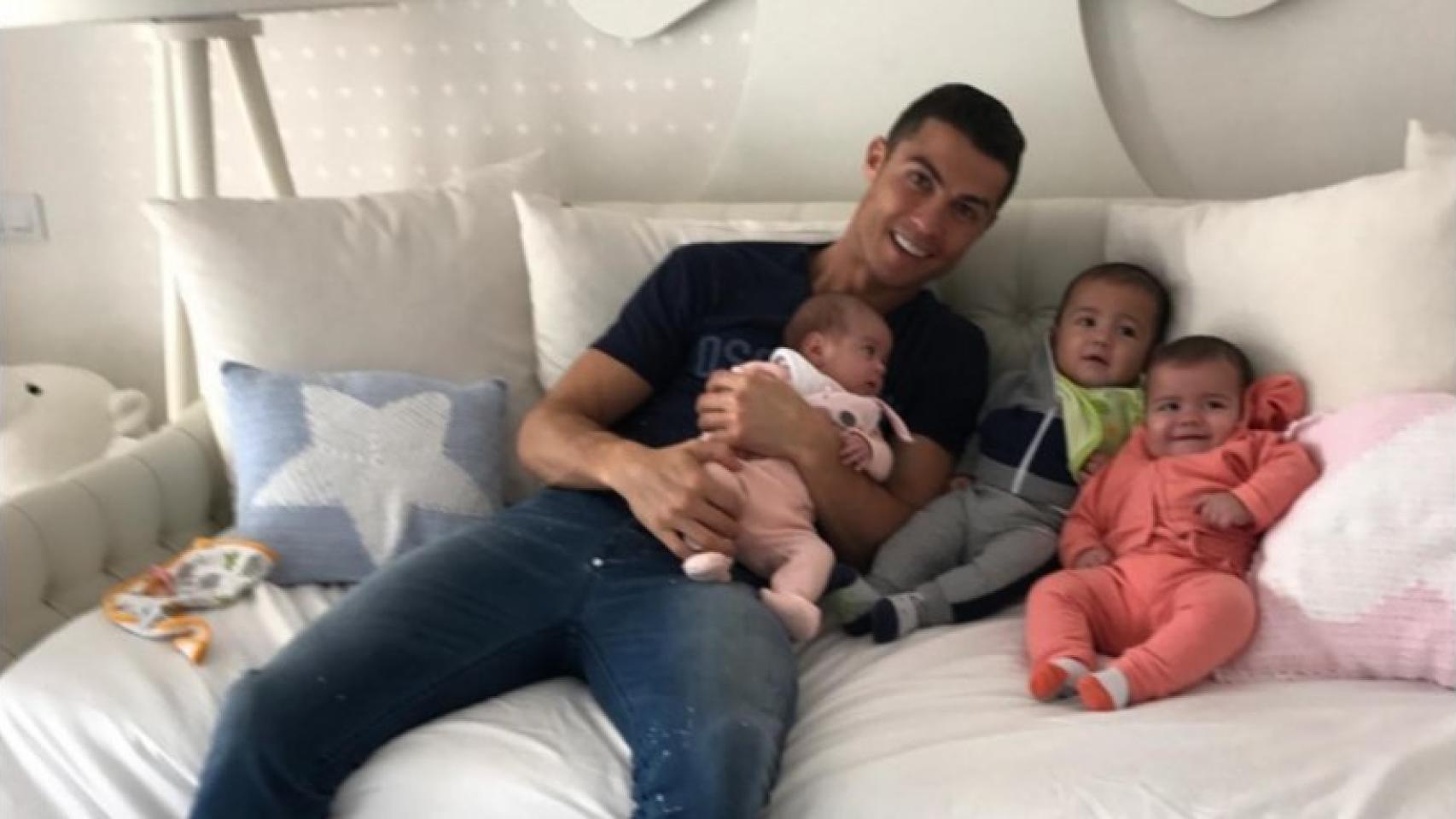 Cristiano con Eva, Mateo y Alana Martina