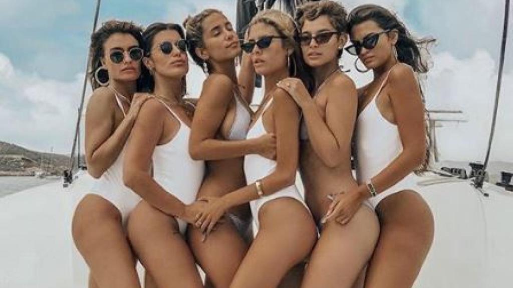 Laura Escanes junto a sus amigas.