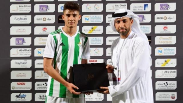 Rufo, canterano del Betis, recibe un premio de un torneo. Foto: Twitter (@alainfcae_en).