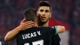 Lucas Vázquez abraza a Asensio tras su gol al Bayern