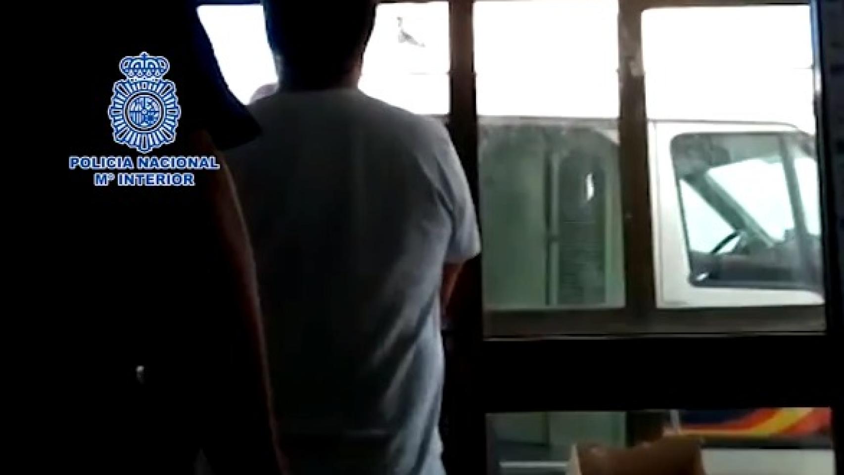 El detenido es trasladado por agentes de la Policía Nacional.