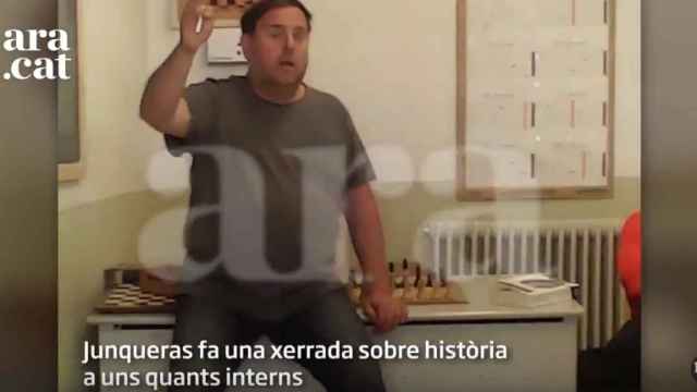 Oriol Junqueras impartiendo clase en la cárcel de Estremera.