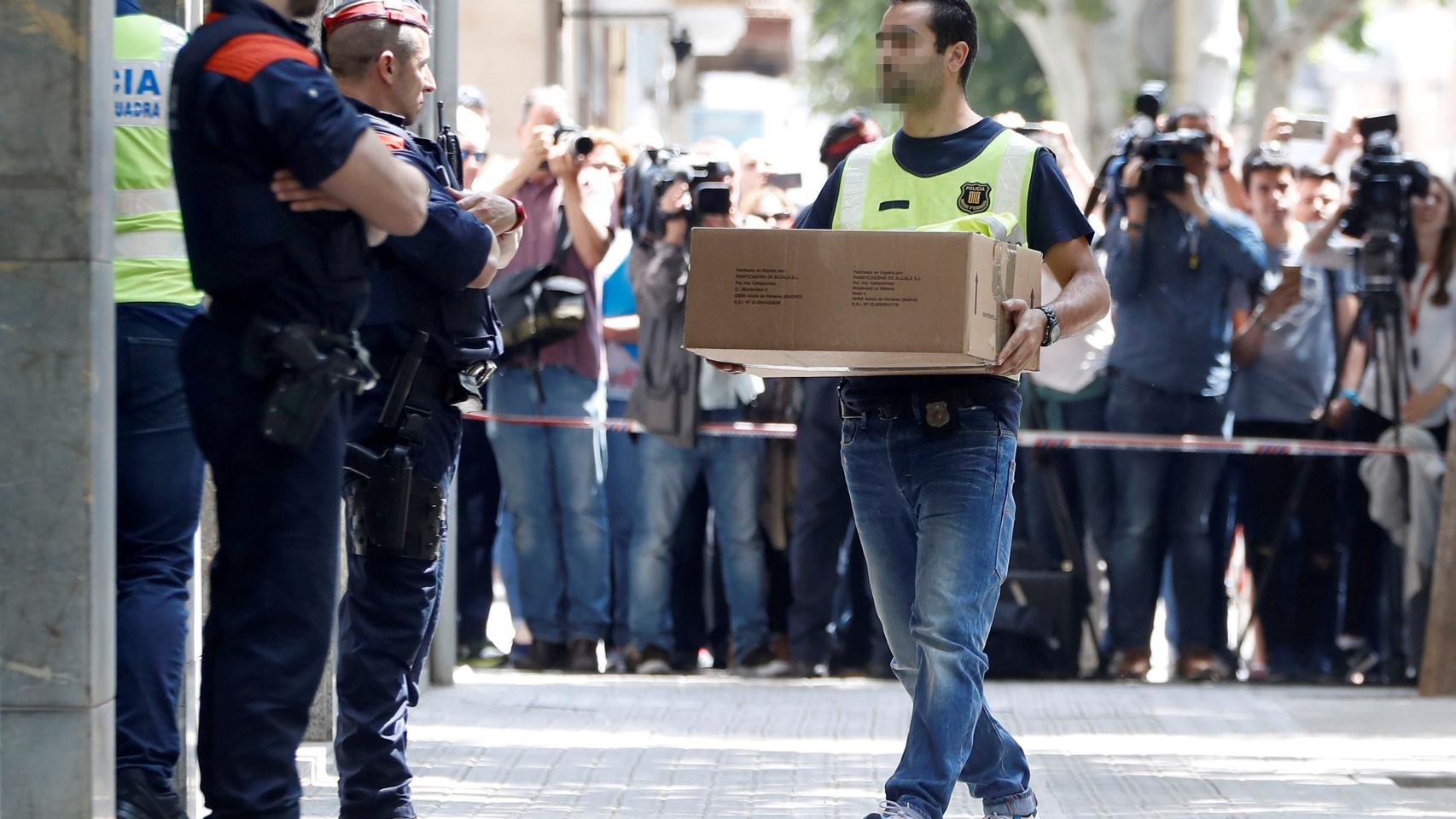 Investigadores de los Mossos d'Esquadra acceden a la vivienda de Joan.