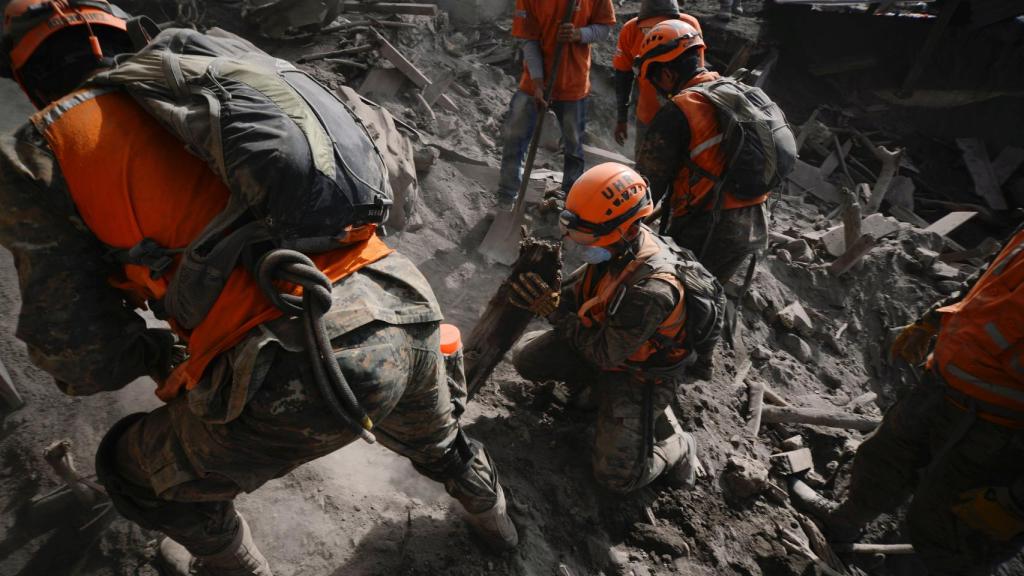 Los equipos de rescate trabajan en Escuintla, a la búsqueda de supervivientes.