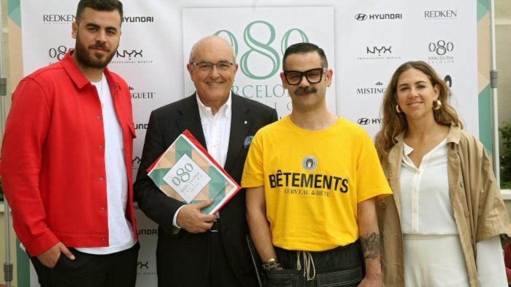 El director, Miquel Rodíguez, junto a los ganadores de la pasada edición, Jaime Alvarez, Angel Vilda y Carmen Noguera