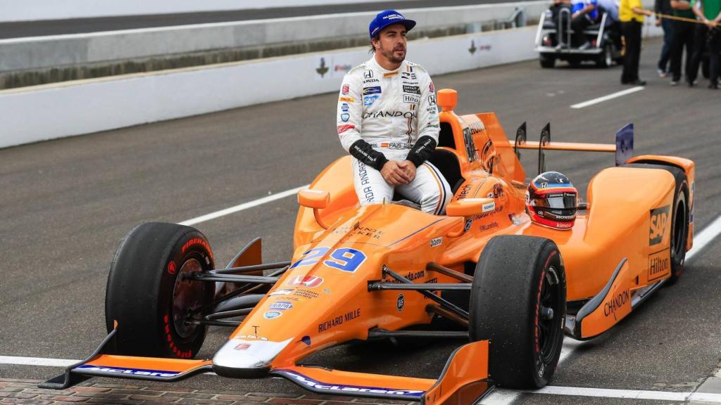 Fernando Alonso, con el monoplaza con el que participó en la IndyCar (500 Millas de Indianápolis).