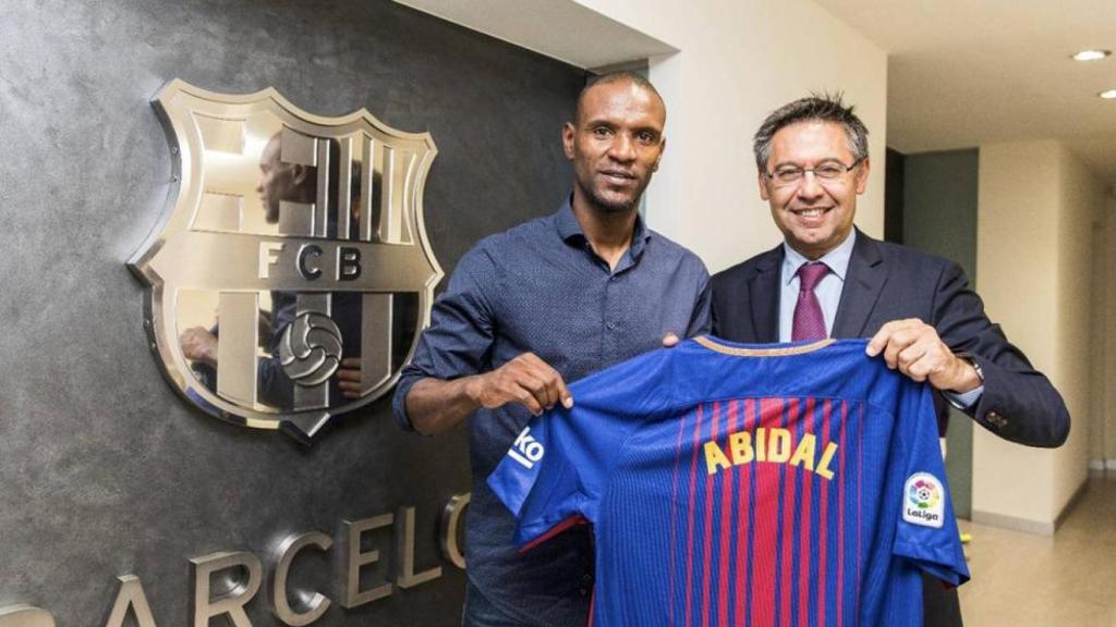 Eric Abidal, junto a Josep Maria Bartomeu.