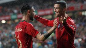 Bruno Fernandes celebra su tanto con Cristiano Ronaldo.