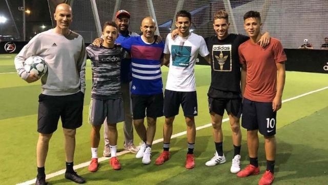 Zidane junto a sus hijos jugando al fútbol