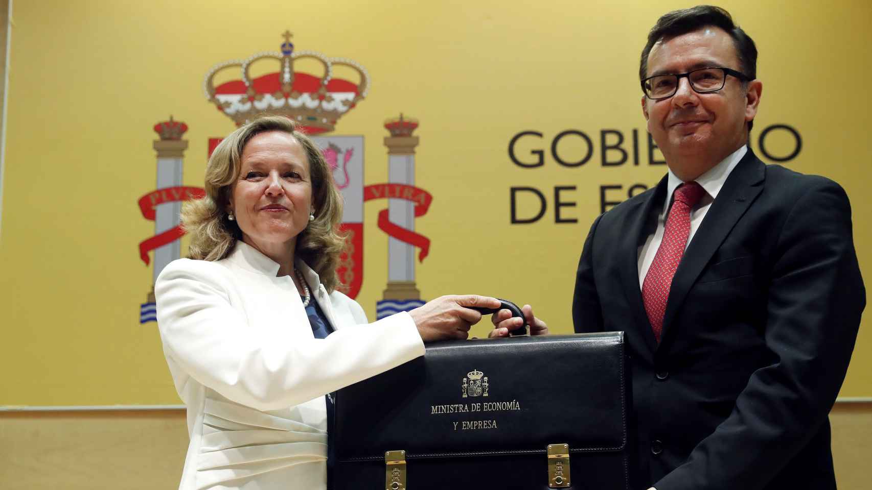 La vicepresidenta Nadia Calviño recibe la cartera de Economía de manos de su antecesor en el cargo, Román Escolano.
