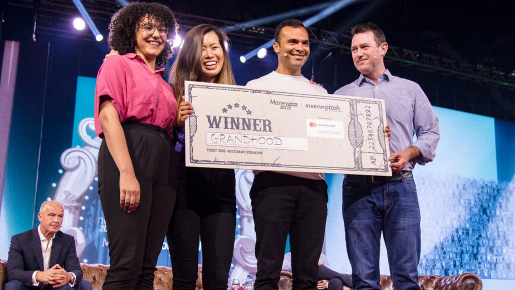 Jon Lieberkind, CEO de Grand Hood, recoge el premio al ganador del Startup Pitch.